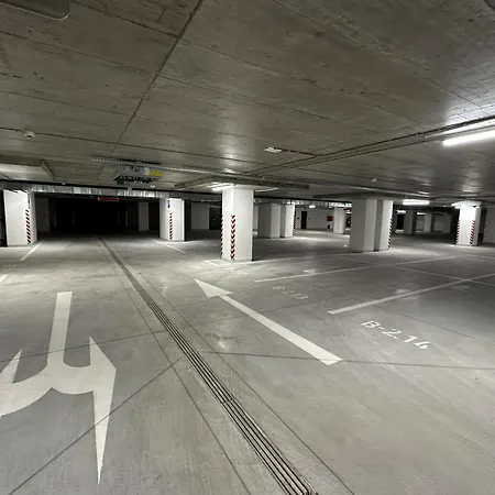 Breezy & Fresh Emerald - Garage & Balcony *